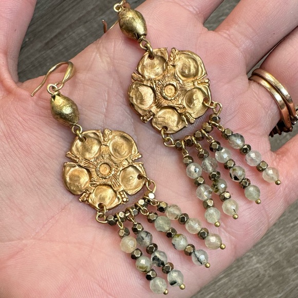 Handmade vintage floret prehnite gemstone earrings - Picture 2 of 7